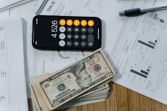calculator-app-on-financial-charts-with-cash-and-pen